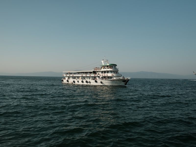 Cota: passeio de barco — pôr do sol